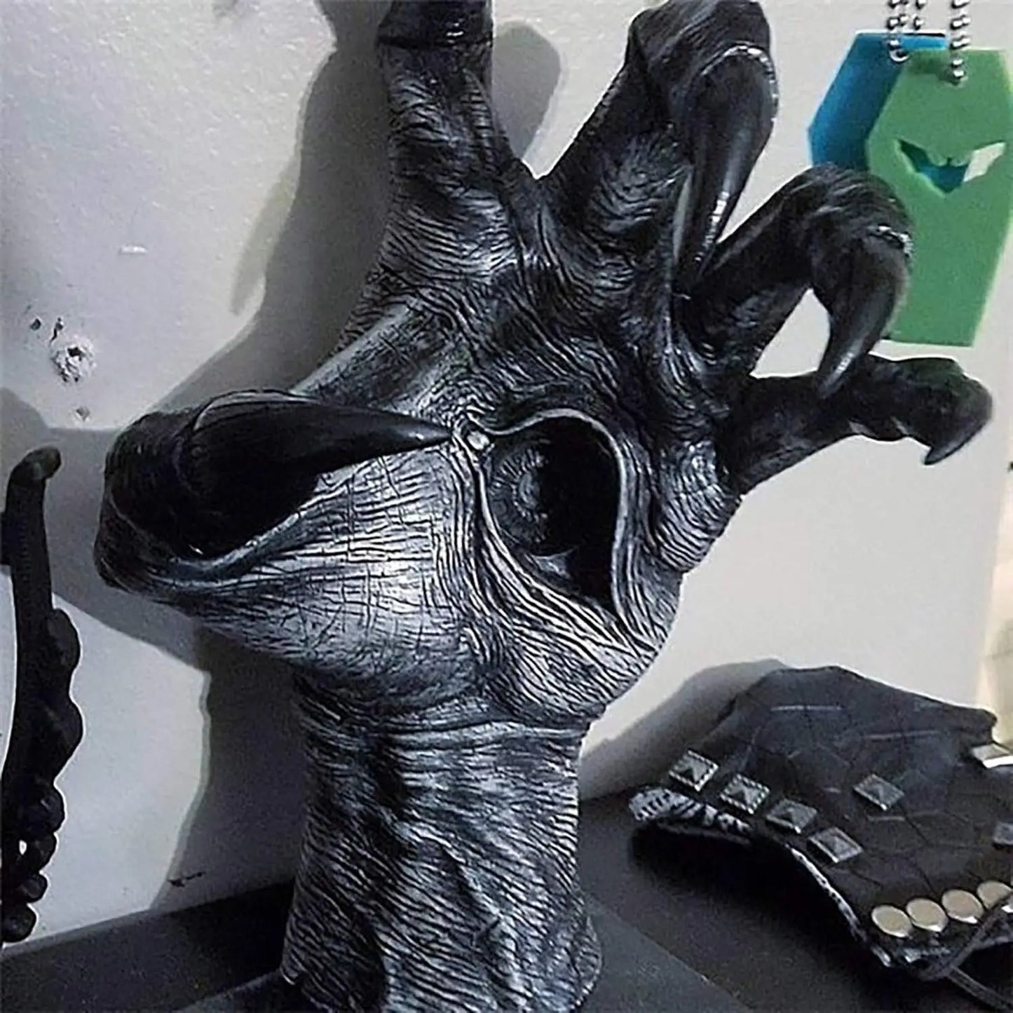 Demon Hand Wall Hanging Statues Devils Claw Hand Sculpture Gothic Decor, Halloween Wall Art Decorations For Living Room (Black A